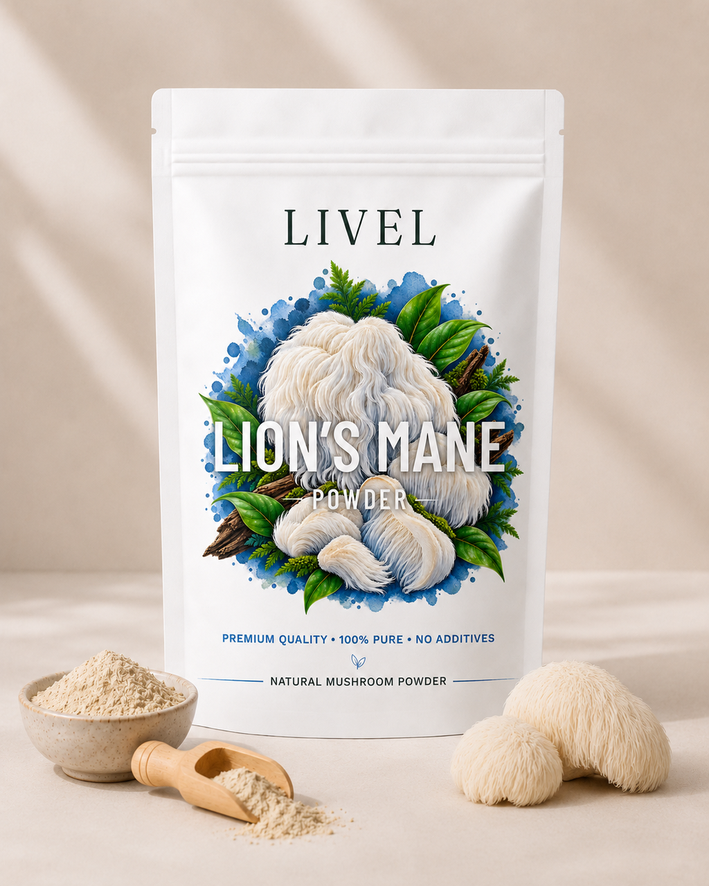 LIVEL Lion's Mane miltelių pakuotė šalia dubenėlio su milteliais ir šviežių grybų