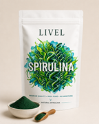LIVEL spirulinos miltelių pakuotė šalia dubenėlio ir semtuvėlio su milteliais