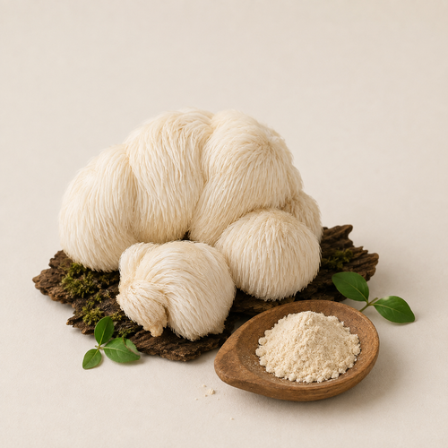 švieži balti ežiuotieji gerviuogiai (Lion's Mane) grybai šalia miltelių medinėje lėkštelėje