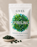 LIVEL spirulinos tablečių pakuotė šalia dubenėlio su spirulinos tabletėmis
